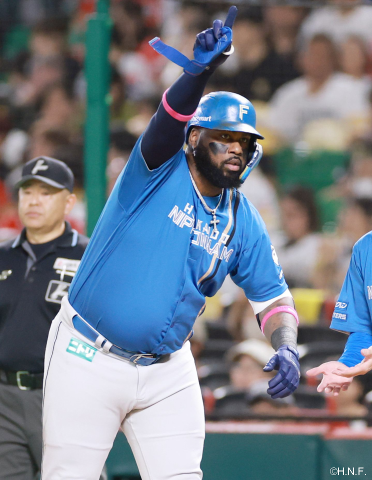 3回表、レフトへヒットを放つレイエス選手