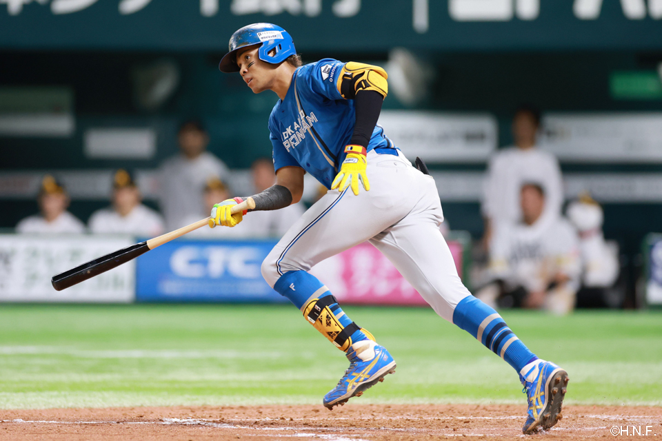 4回表、レフトへヒットを放つ水谷選手