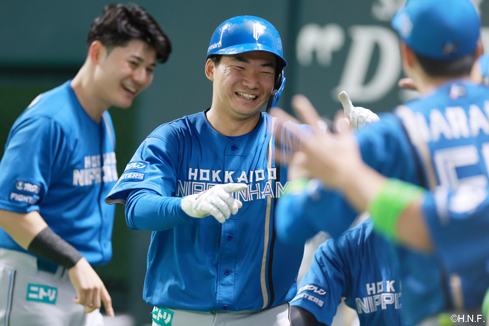 5回表、犠打を決めた山縣選手