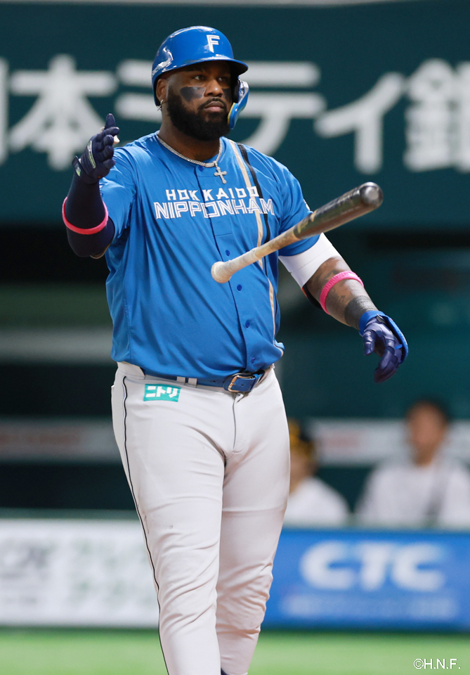 8回表、同点の本塁打を放ったレイエス選手01