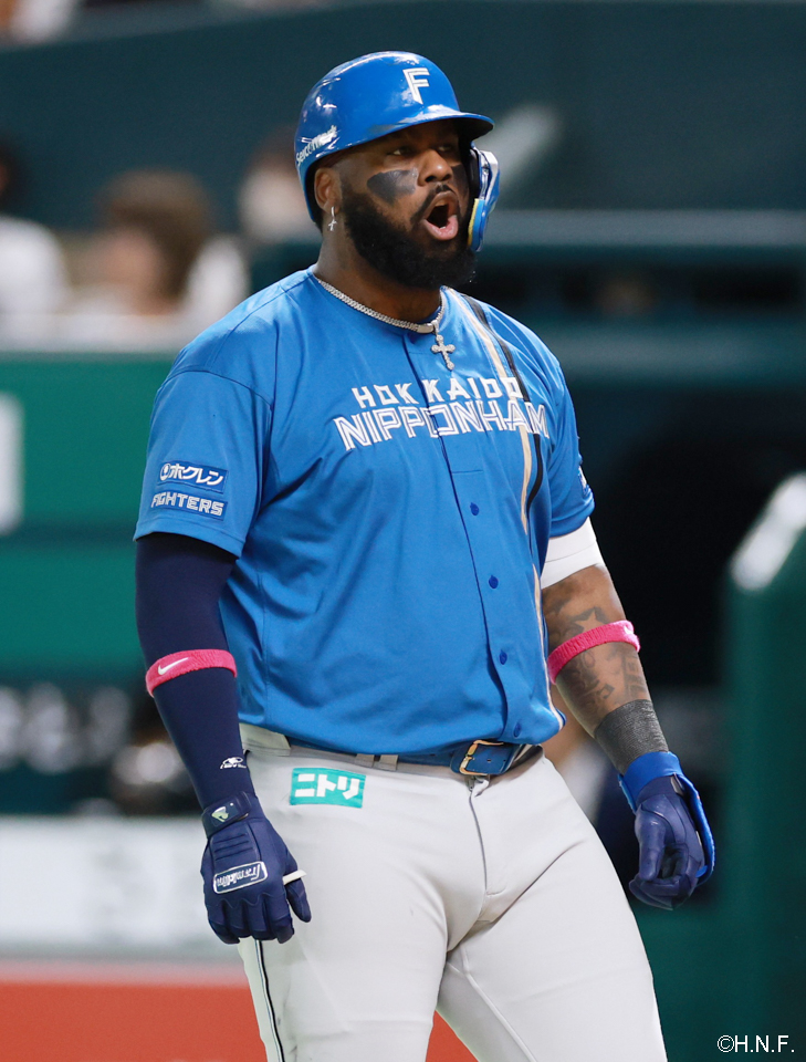 8回表、同点の本塁打を放ったレイエス選手02