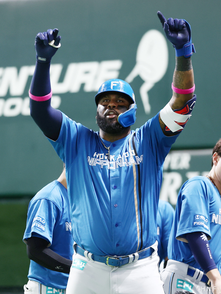 8回表、同点の本塁打を放ったレイエス選手03