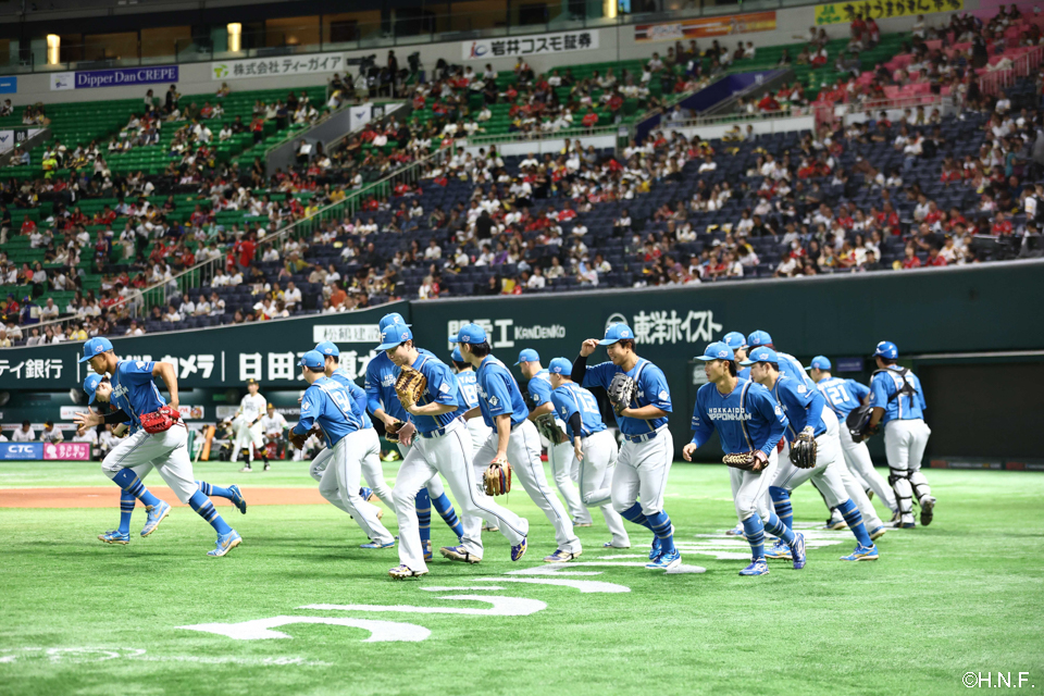 試合前、アップする選手たち