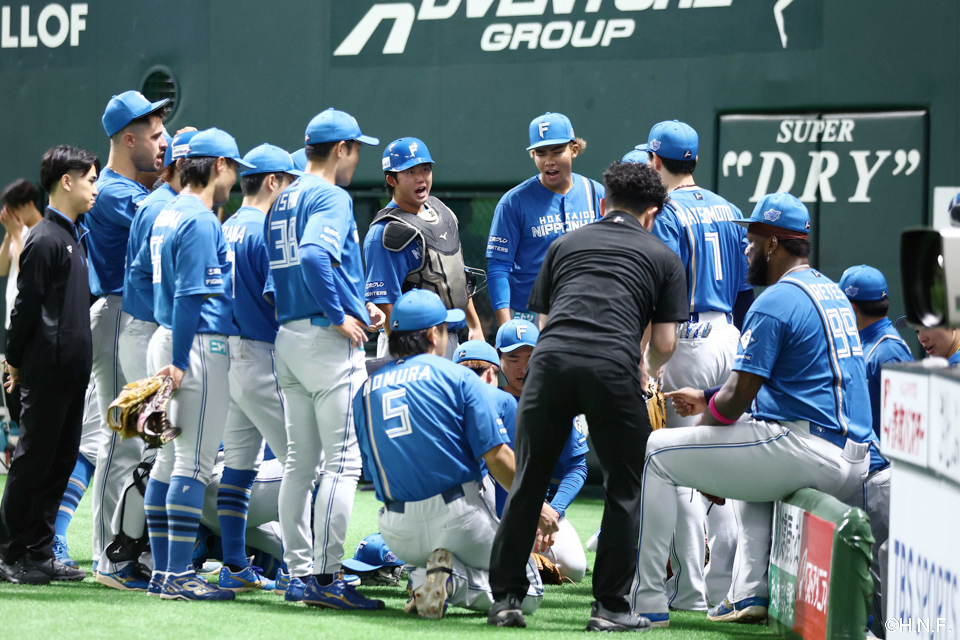 試合前、円陣を組む選手たち