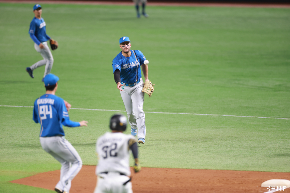 1回裏、好守を見せるマルティネス選手