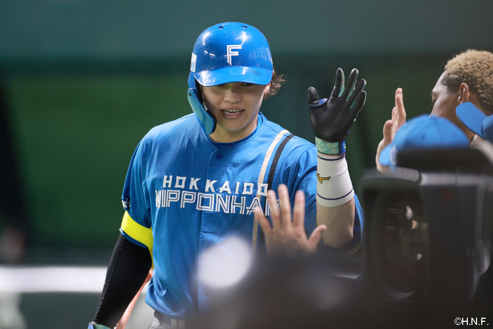 4回表、犠打を決めた田宮選手