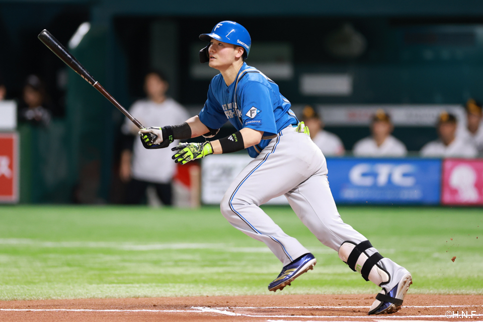 6回表、レフトへヒットを放つ清宮選手
