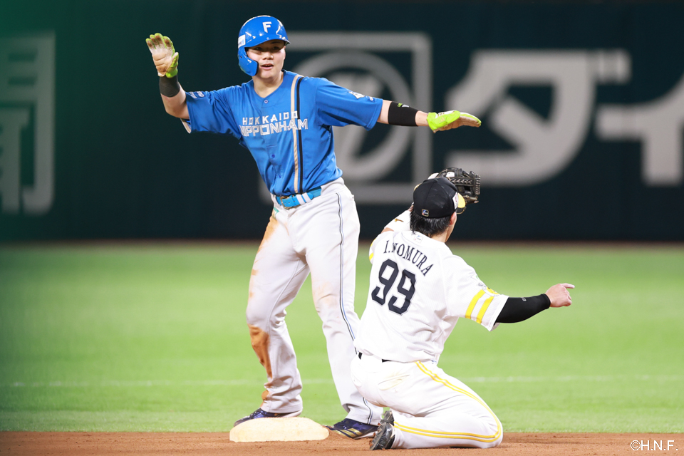 6回表、盗塁を決める清宮選手