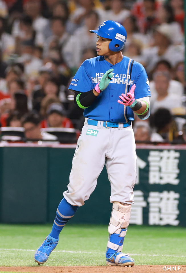 7回表、ライトへヒットを放つ万波選手