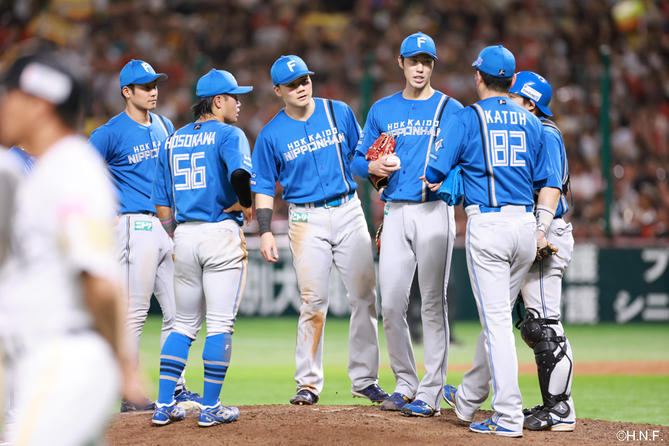 8回表、マウンドに集まる選手たち