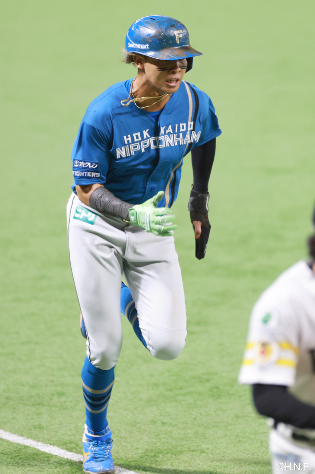 1回表、犠飛で生還する水谷選手