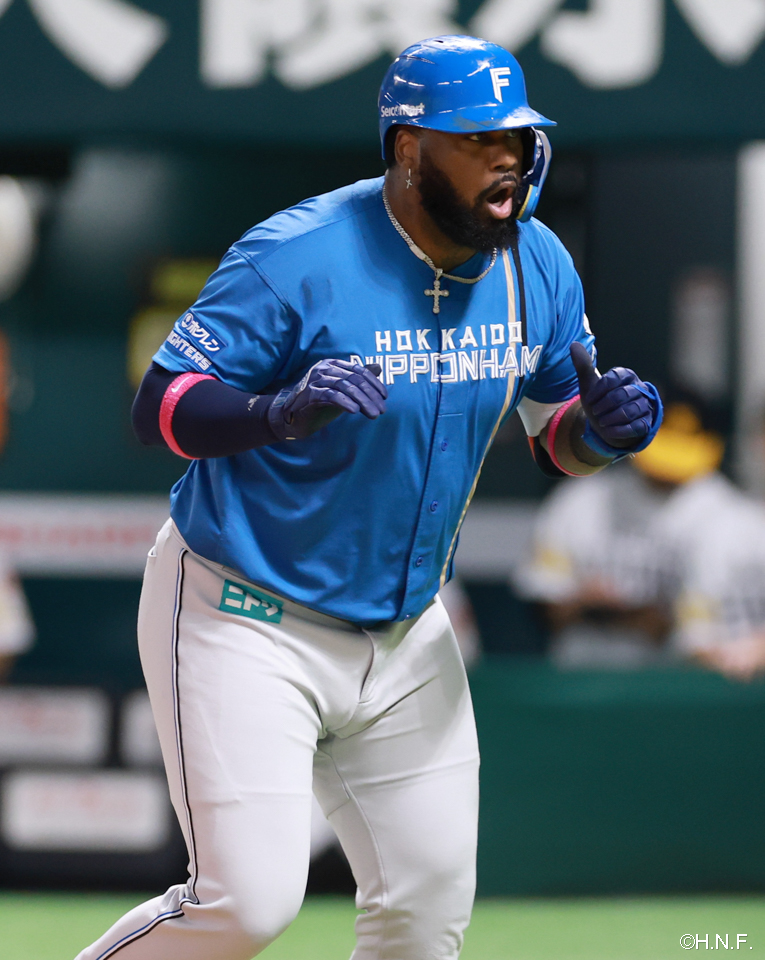 4回表、レフトへ本塁打を放つレイエス選手02