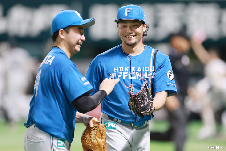 5回裏を抑えた伊藤投手と山縣選手