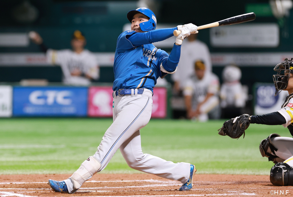 7回表、レフトへ本塁打を放つ山縣選手01
