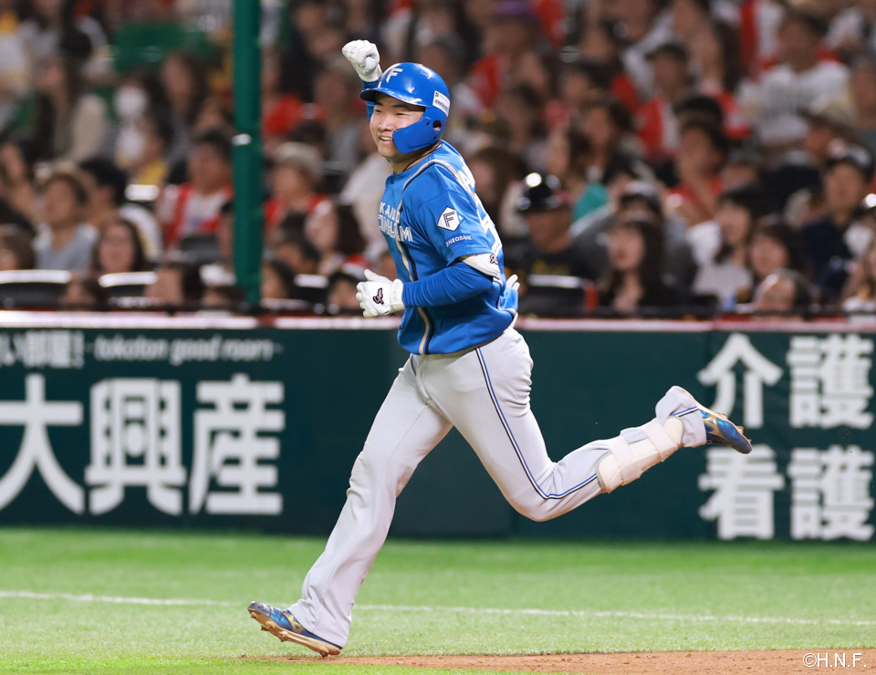 7回表、レフトへ本塁打を放つ山縣選手02