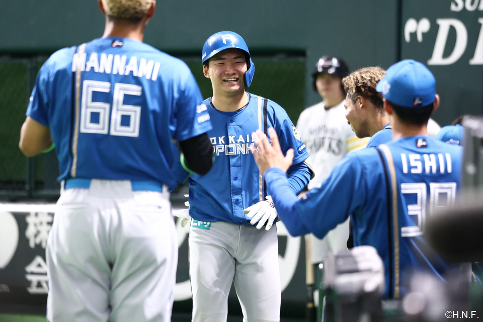 7回表、レフトへ本塁打を放つ山縣選手04