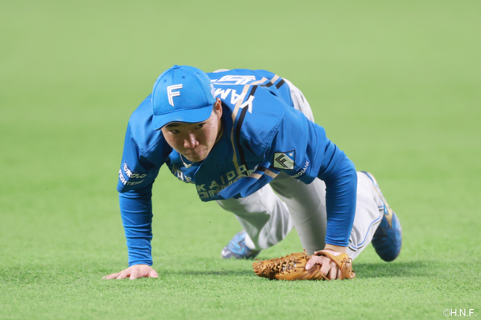 8回裏、遊ゴロを捌いた山縣選手