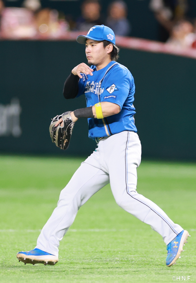 1回裏、二ゴロを捌く水野選手