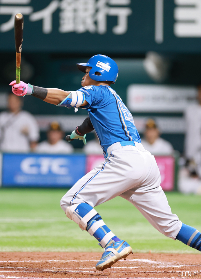 2回表、内野安打を放つ万波選手