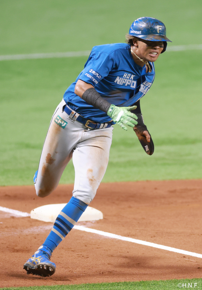 3回表、生還する水谷選手