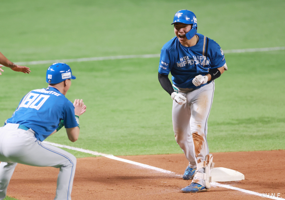 3回表、同点の適時三塁打を放った山縣選手