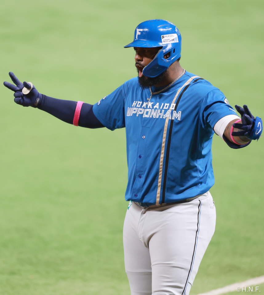 3回表、勝ち越しの2ランを放ったレイエス選手02