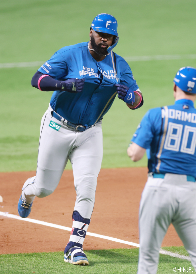 3回表、勝ち越しの2ランを放ったレイエス選手03