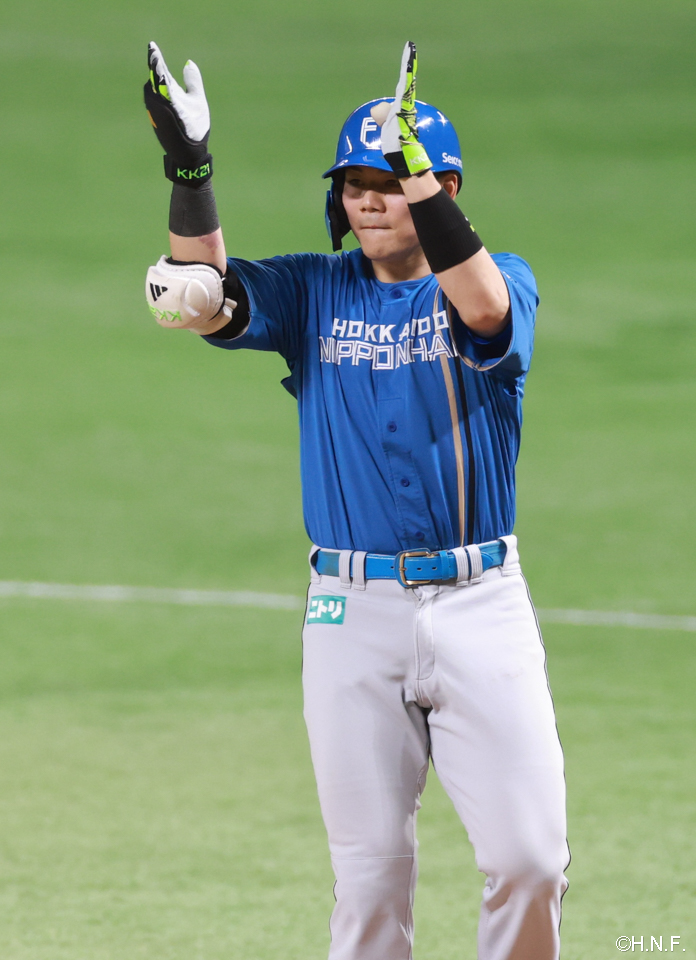 3回表、ライトへヒットを放った清宮選手