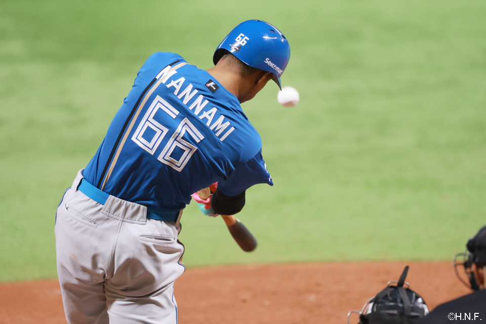 3回表、犠飛を放つ万波選手