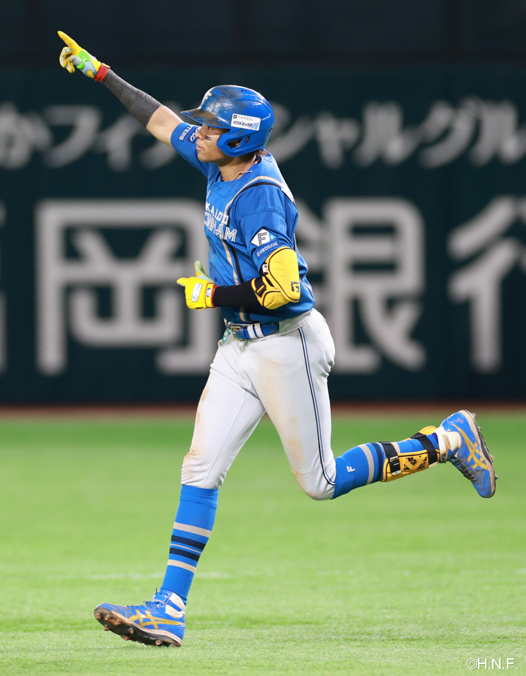 4回表、ライトへ本塁打を放った水谷選手01