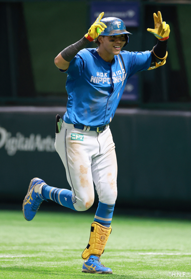 4回表、ライトへ本塁打を放った水谷選手02