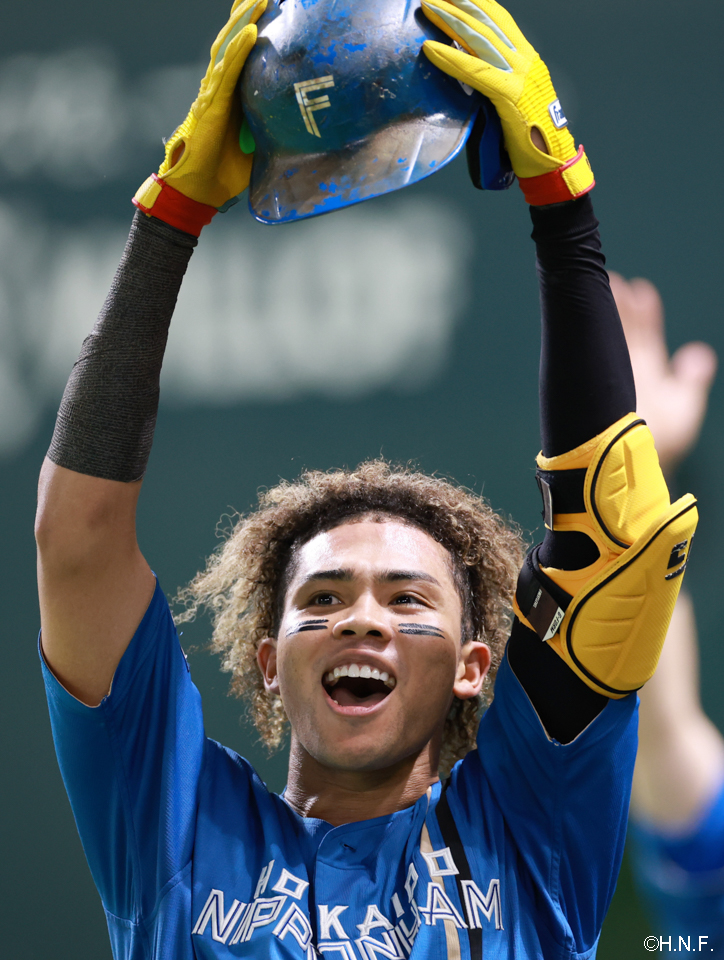 4回表、ライトへ本塁打を放った水谷選手03