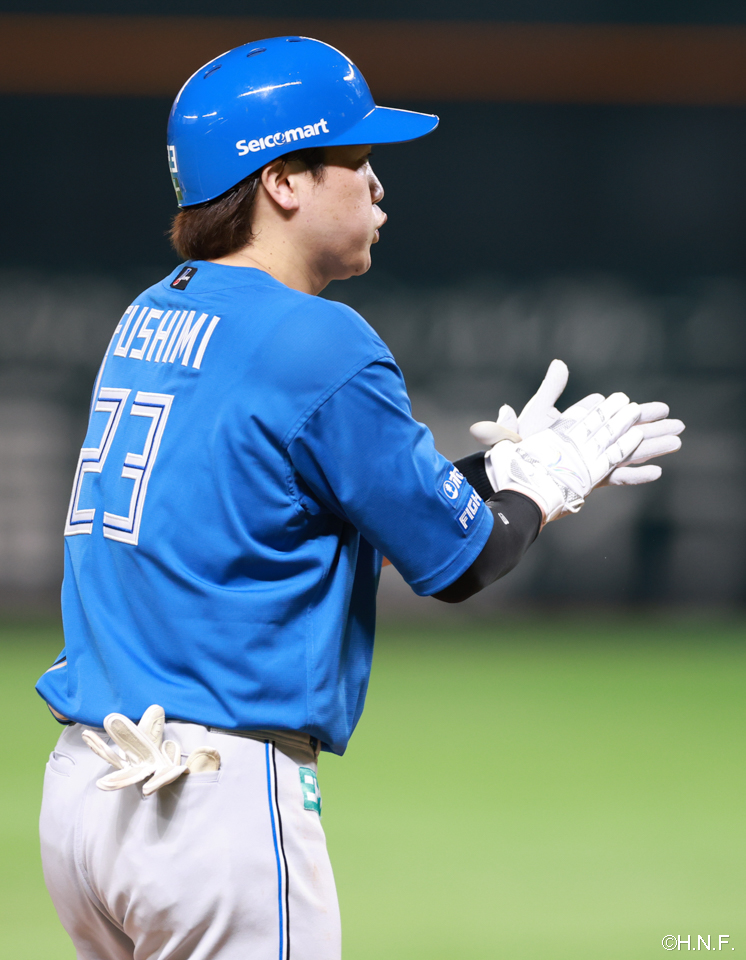 5回表、センターへ三塁打を放つ伏見選手02