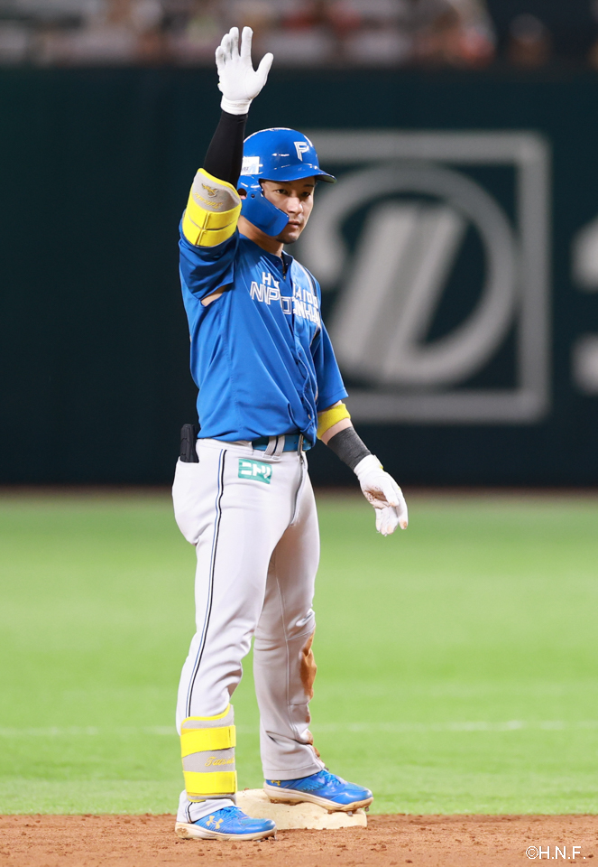 5回表、ライトへ適時二塁打を放つ水野選手02