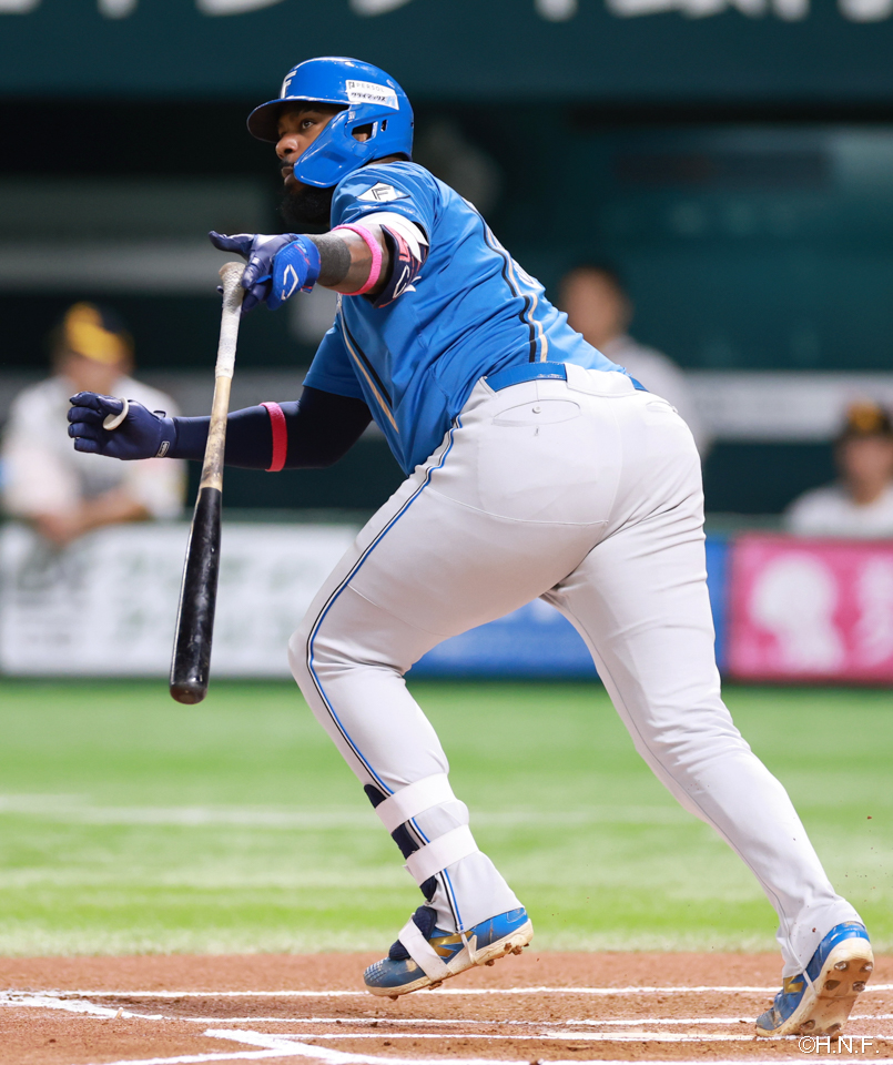 6回表、レフトへ二塁打を放つレイエス選手01