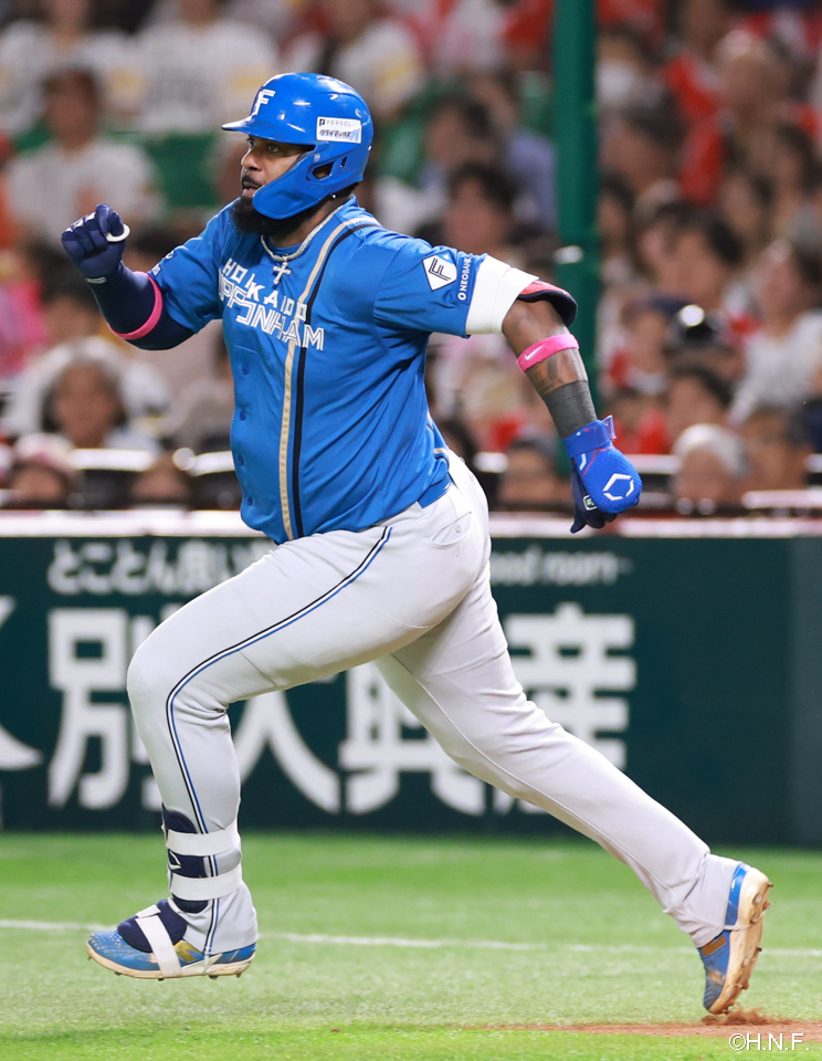 6回表、レフトへ二塁打を放つレイエス選手02