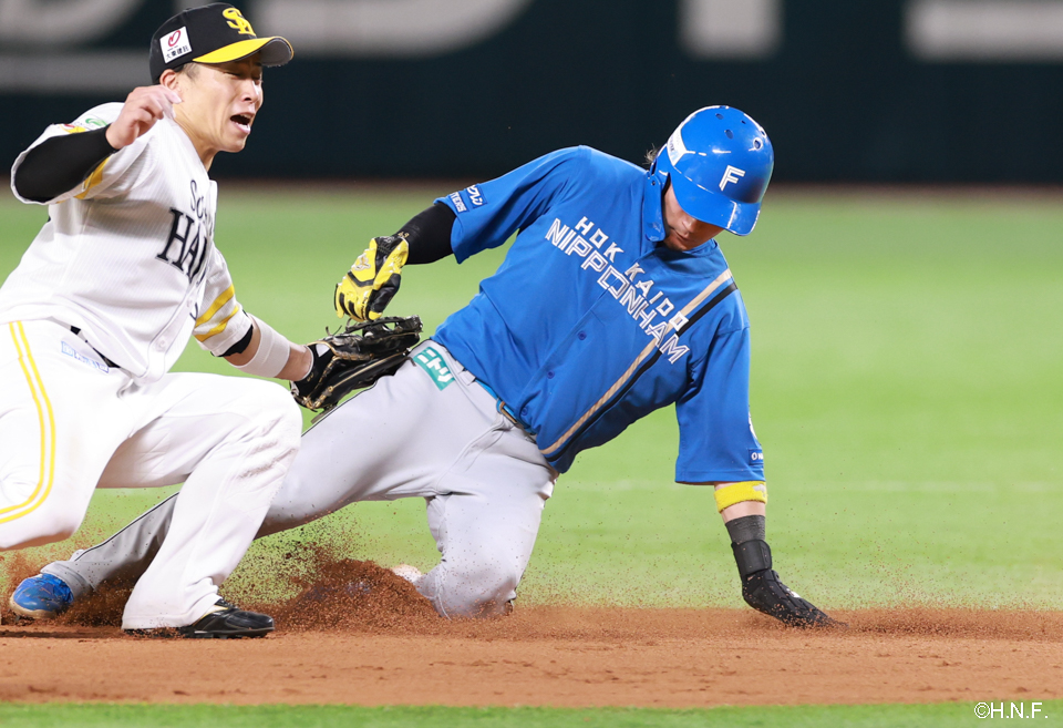 7回表、盗塁を決める水野選手