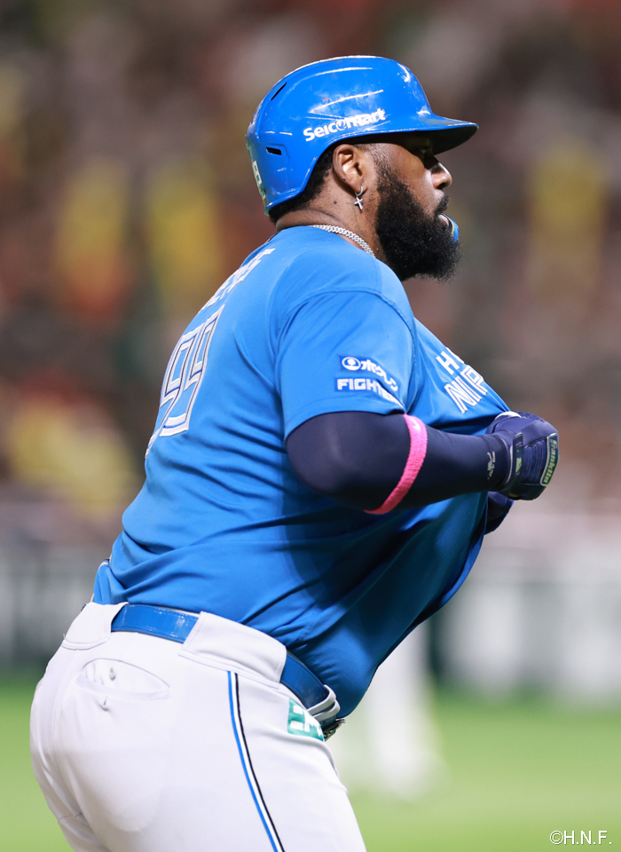 7回表、レフトへ2ランを放つレイエス選手02