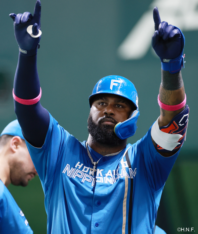 7回表、レフトへ2ランを放つレイエス選手03