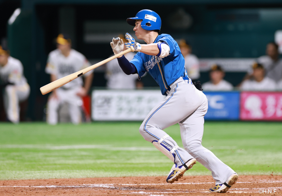 9回表、センターへヒットを放つ松本剛選手01