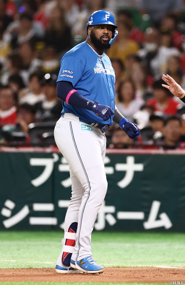 1回表、レフトへヒットを放ったレイエス選手