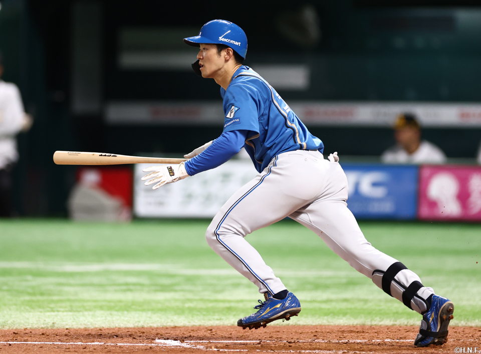 4回表、センターへヒットを放つ石井選手01