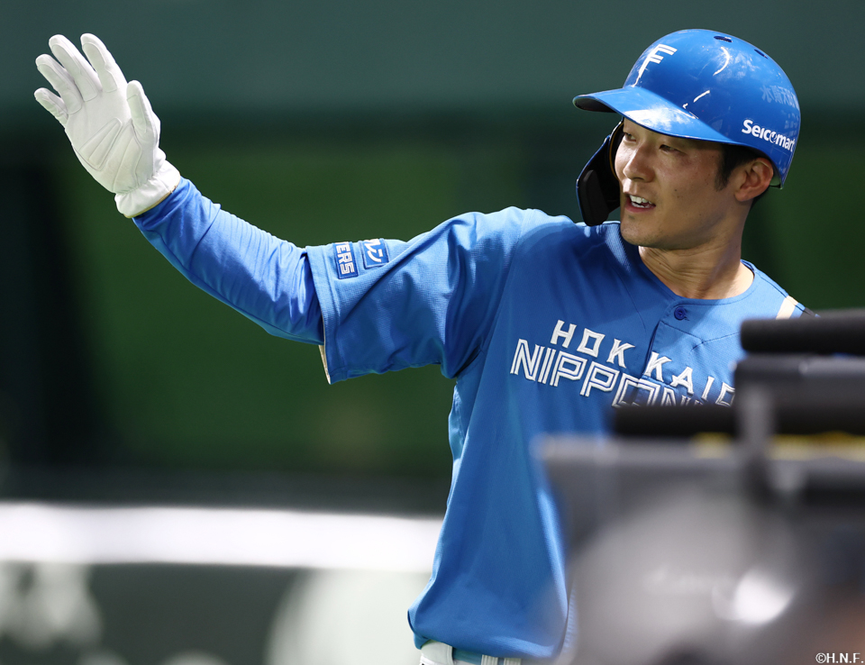 4回表、センターへヒットを放つ石井選手02