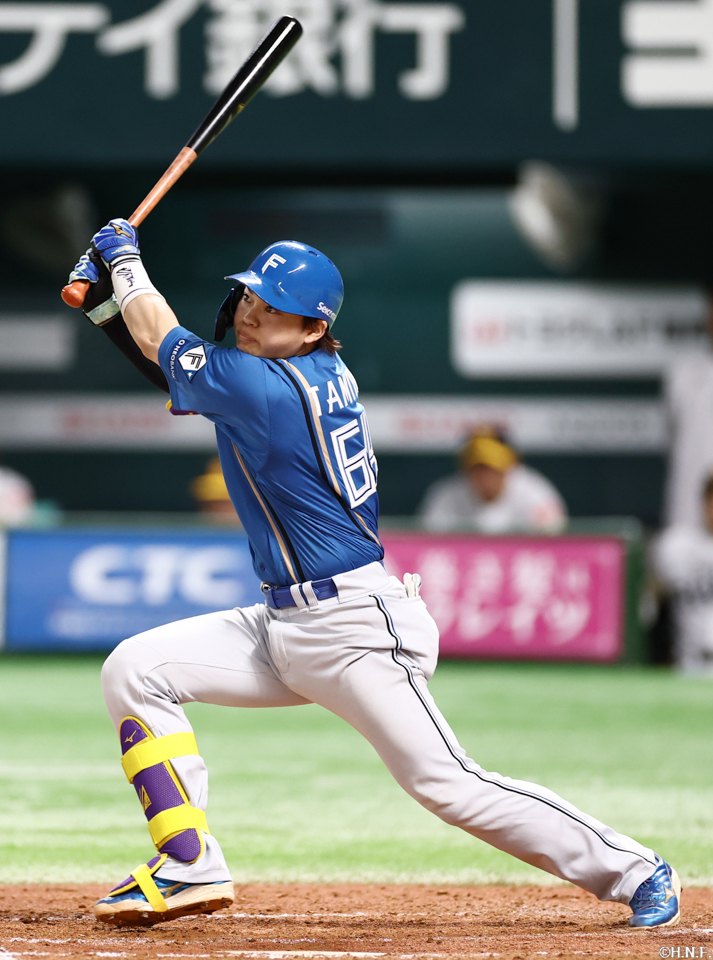 4回表、レフトへ犠飛を放つ田宮選手