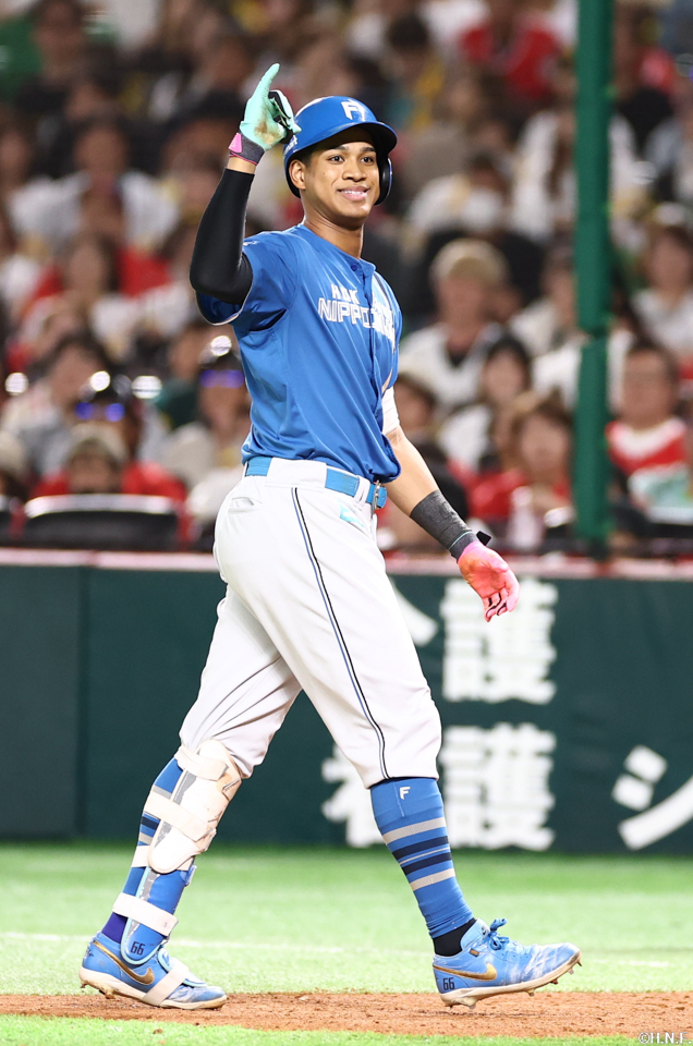 4回表、レフトへヒットを放った万波選手