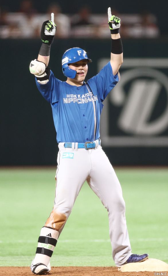 5回表、ライトへ2点適時二塁打を放った清宮選手