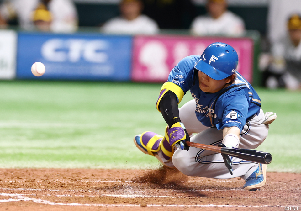 5回表、スクイズを決める田宮選手