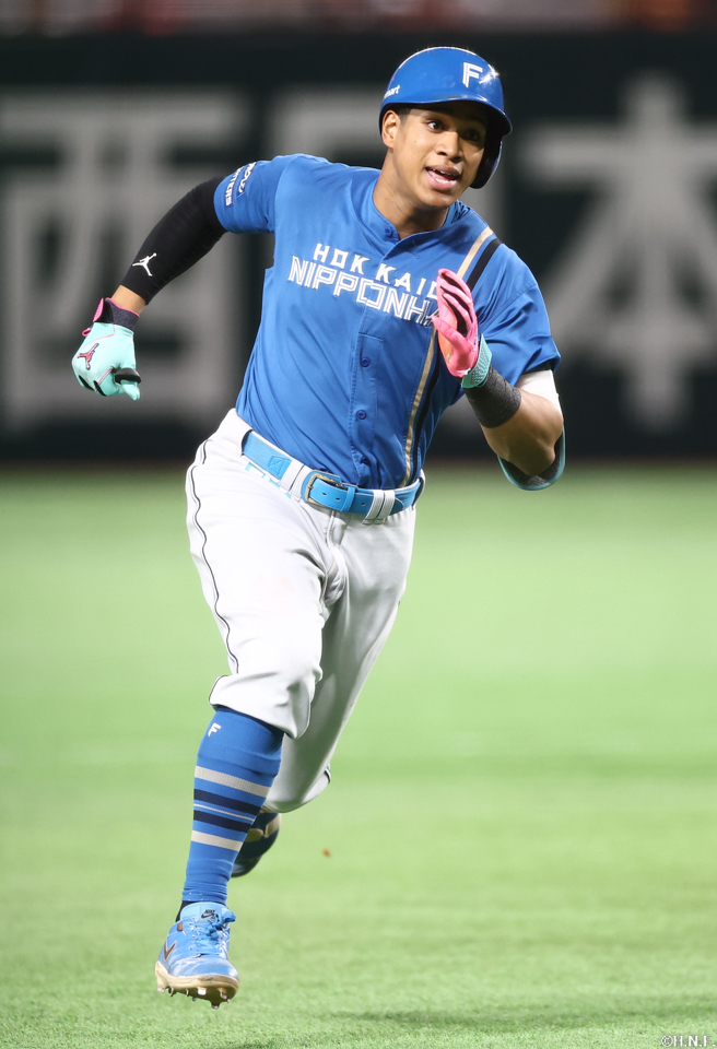 6回表、ライトへ三塁打を放った万波選手