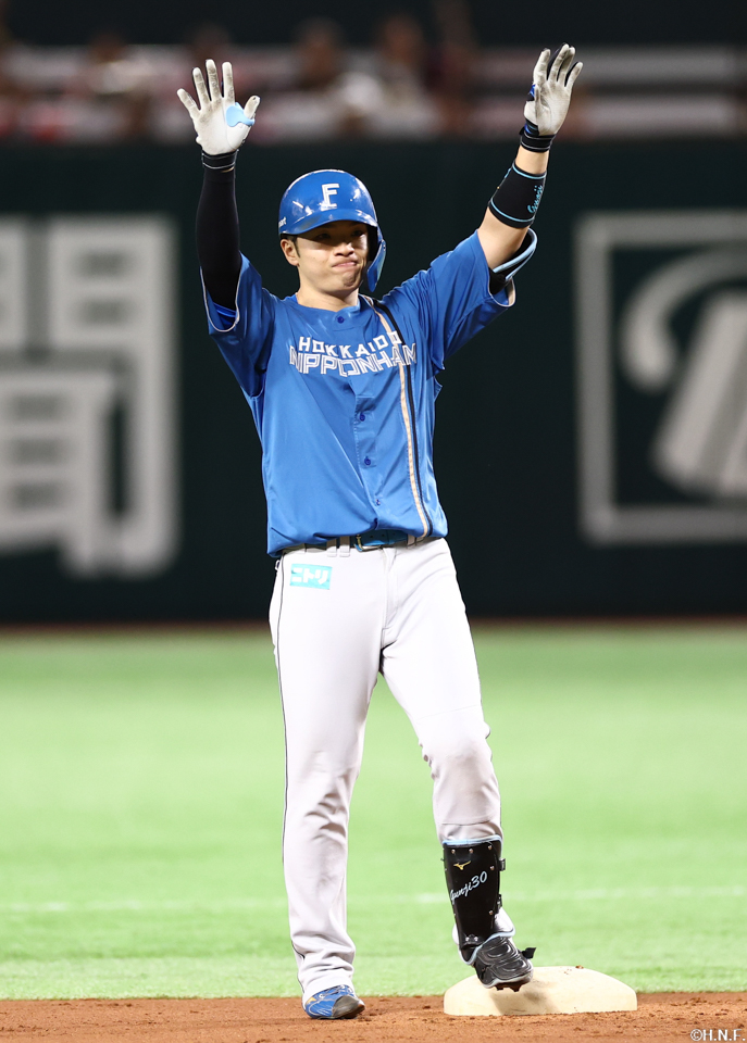 2回表、左中間へ二塁打を放った郡司選手