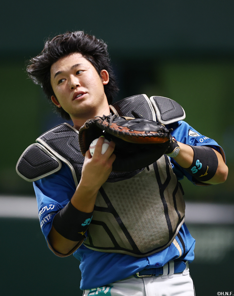 2回裏、好守をみせる進藤選手